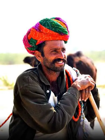 Un Homme Indien Porte Un Casque Et Est Prêt à Conduire Pour Explorer Les  Attractions Indiennes De Goa